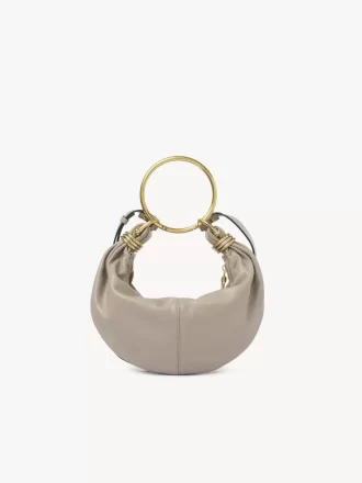 Kleine Hobo-Tasche mit Armband aus genarbtem Leder