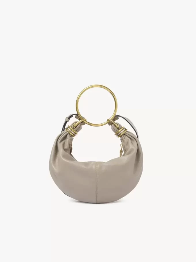 Kleine Hobo-Tasche mit Armband aus genarbtem Leder Kleine Hobo-Tasche mit Armband aus genarbtem Leder