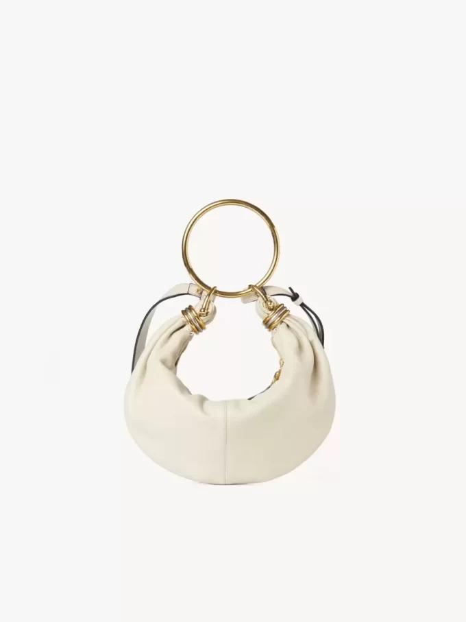 Kleine Hobo-Tasche mit Armband aus genarbtem Leder Kleine Hobo-Tasche mit Armband aus genarbtem Leder