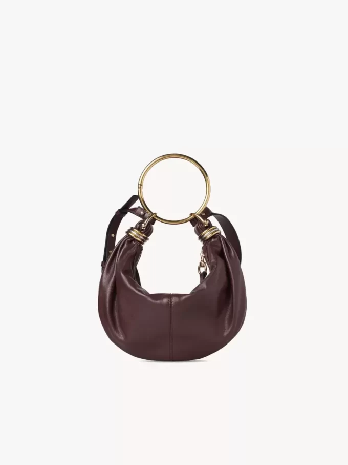 Kleine Hobo-Tasche mit Armband aus genarbtem Leder Kleine Hobo-Tasche mit Armband aus genarbtem Leder