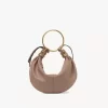 Kleine Hobo-Tasche mit Armband aus genarbtem Leder Kleine Hobo-Tasche mit Armband aus genarbtem Leder