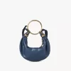 Kleine Hobo-Tasche mit Armband aus genarbtem Leder Kleine Hobo-Tasche mit Armband aus genarbtem Leder