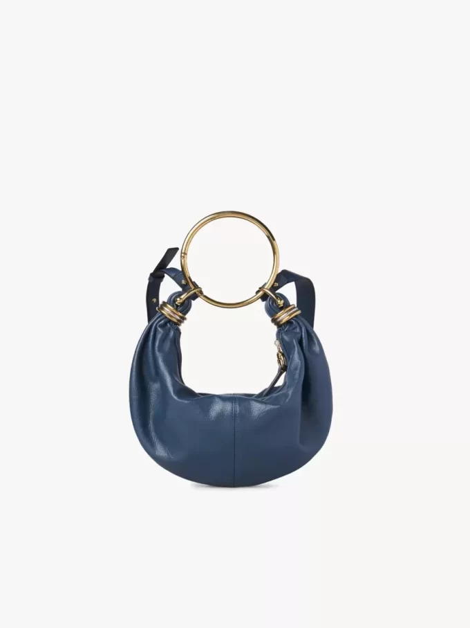 Kleine Hobo-Tasche mit Armband aus genarbtem Leder Kleine Hobo-Tasche mit Armband aus genarbtem Leder