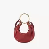 Kleine Hobo-Tasche mit Armband aus genarbtem Leder Kleine Hobo-Tasche mit Armband aus genarbtem Leder