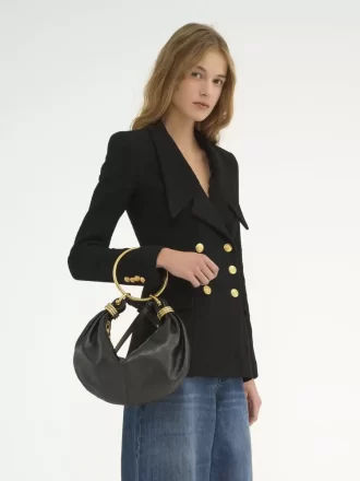 Kleine Hobo-Tasche mit Armband aus genarbtem Leder Kleine Hobo-Tasche mit Armband aus genarbtem Leder