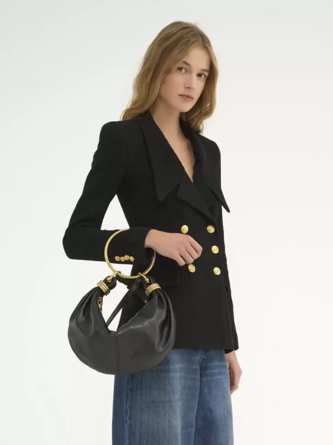 Kleine Hobo-Tasche mit Armband aus genarbtem Leder Kleine Hobo-Tasche mit Armband aus genarbtem Leder