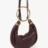 Kleine Hobo-Tasche mit Armband aus genarbtem Leder Kleine Hobo-Tasche mit Armband aus genarbtem Leder