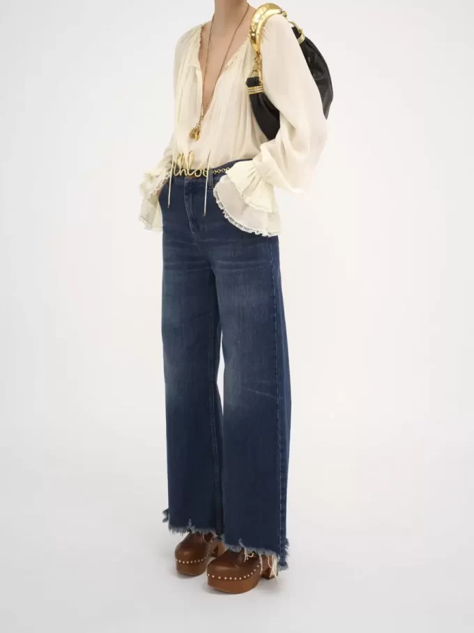 Kleine Hobo-Tasche mit Armband aus genarbtem Leder Kleine Hobo-Tasche mit Armband aus genarbtem Leder