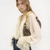 Kleine Hobo-Tasche mit Armband aus genarbtem Leder Kleine Hobo-Tasche mit Armband aus genarbtem Leder