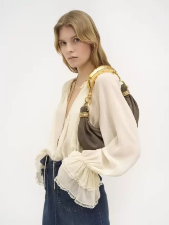 Kleine Hobo-Tasche mit Armband aus genarbtem Leder