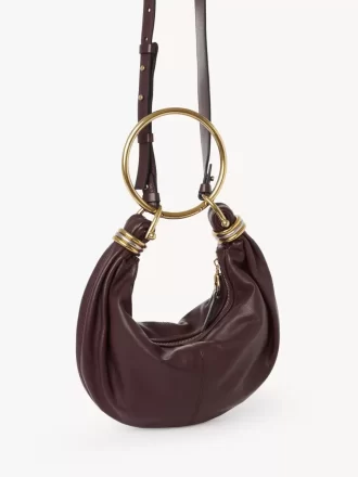 kleine hobo tasche mit armband aus genarbtem leder 2 330x440 - Kleine Hobo-Tasche mit Armband aus genarbtem Leder