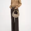 Kleine Hobo-Tasche mit Armband aus genarbtem Leder Kleine Hobo-Tasche mit Armband aus genarbtem Leder