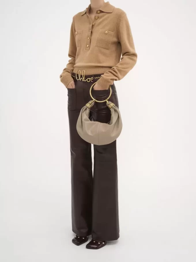 Kleine Hobo-Tasche mit Armband aus genarbtem Leder Kleine Hobo-Tasche mit Armband aus genarbtem Leder