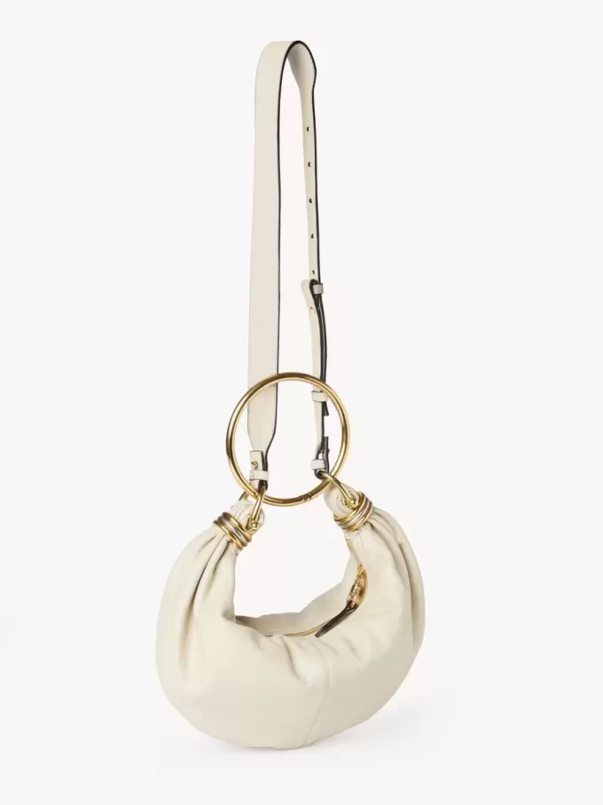 Kleine Hobo-Tasche mit Armband aus genarbtem Leder Kleine Hobo-Tasche mit Armband aus genarbtem Leder