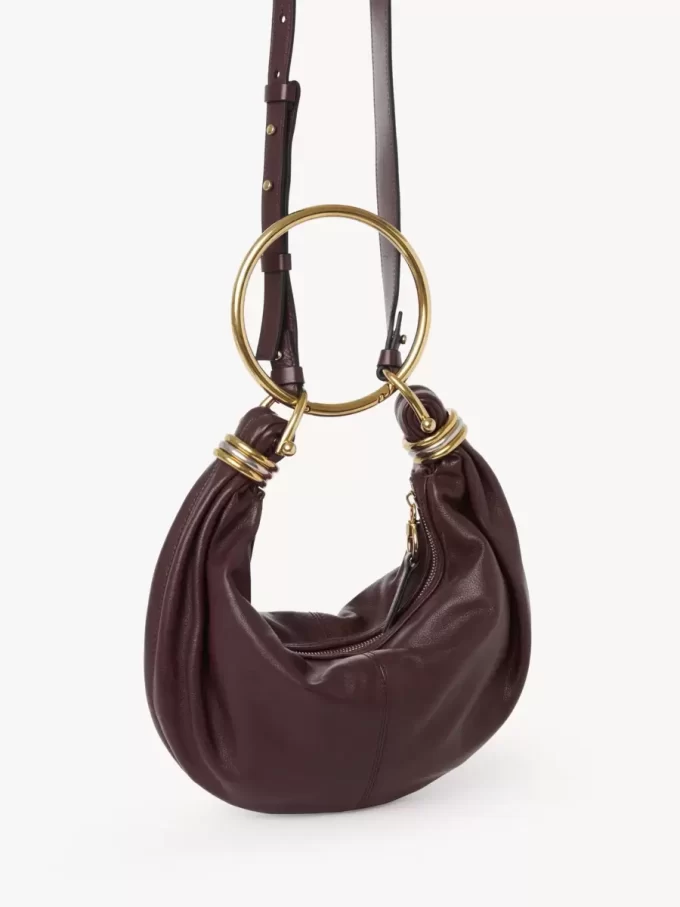 Kleine Hobo-Tasche mit Armband aus genarbtem Leder Kleine Hobo-Tasche mit Armband aus genarbtem Leder