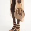 Kleine Hobo-Tasche mit Armband aus genarbtem Leder Kleine Hobo-Tasche mit Armband aus genarbtem Leder