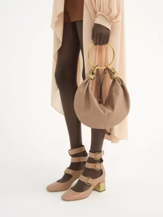 Kleine Hobo-Tasche mit Armband aus genarbtem Leder