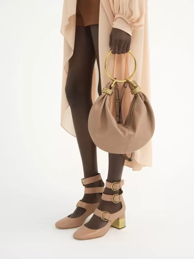 Kleine Hobo-Tasche mit Armband aus genarbtem Leder Kleine Hobo-Tasche mit Armband aus genarbtem Leder