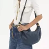 Kleine Hobo-Tasche mit Armband aus genarbtem Leder Kleine Hobo-Tasche mit Armband aus genarbtem Leder