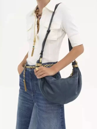 Kleine Hobo-Tasche mit Armband aus genarbtem Leder