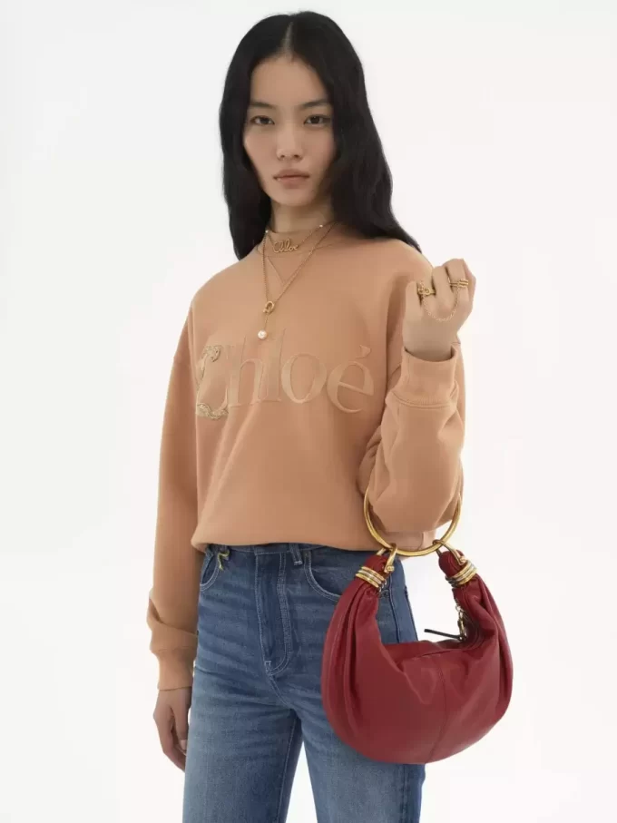 Kleine Hobo-Tasche mit Armband aus genarbtem Leder Kleine Hobo-Tasche mit Armband aus genarbtem Leder
