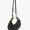Kleine Hobo-Tasche mit Armband aus genarbtem Leder Kleine Hobo-Tasche mit Armband aus genarbtem Leder