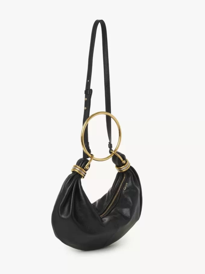 Kleine Hobo-Tasche mit Armband aus genarbtem Leder Kleine Hobo-Tasche mit Armband aus genarbtem Leder