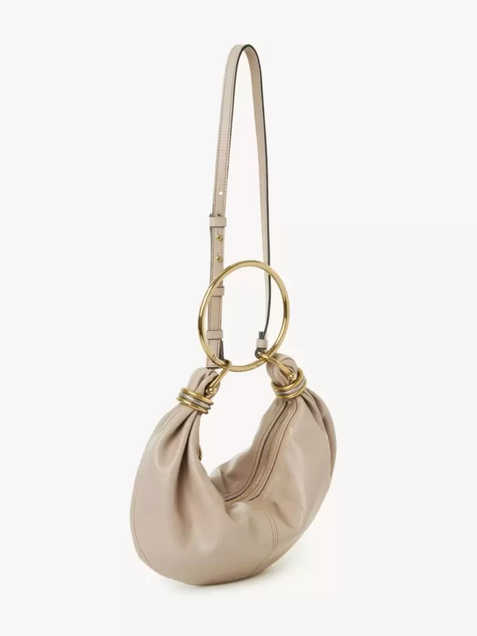 Kleine Hobo-Tasche mit Armband aus genarbtem Leder Kleine Hobo-Tasche mit Armband aus genarbtem Leder