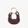 Kleine Hobo-Tasche mit Armband aus genarbtem Leder Kleine Hobo-Tasche mit Armband aus genarbtem Leder