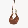 Kleine Hobo-Tasche mit Armband aus genarbtem Leder Kleine Hobo-Tasche mit Armband aus genarbtem Leder