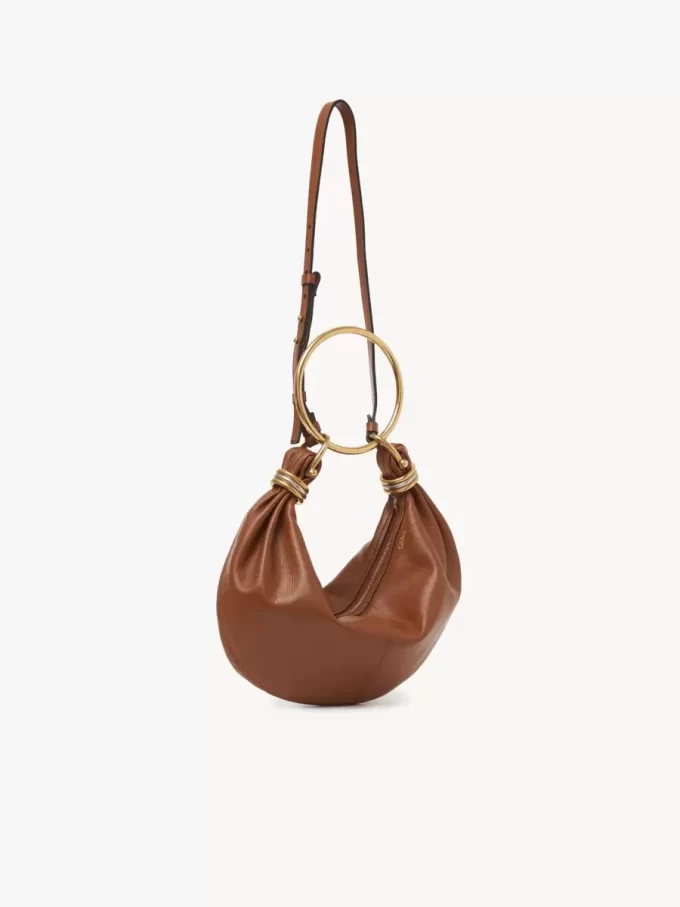 Kleine Hobo-Tasche mit Armband aus genarbtem Leder Kleine Hobo-Tasche mit Armband aus genarbtem Leder