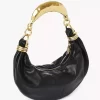 Kleine Hobo-Tasche mit Armband aus genarbtem Leder Kleine Hobo-Tasche mit Armband aus genarbtem Leder