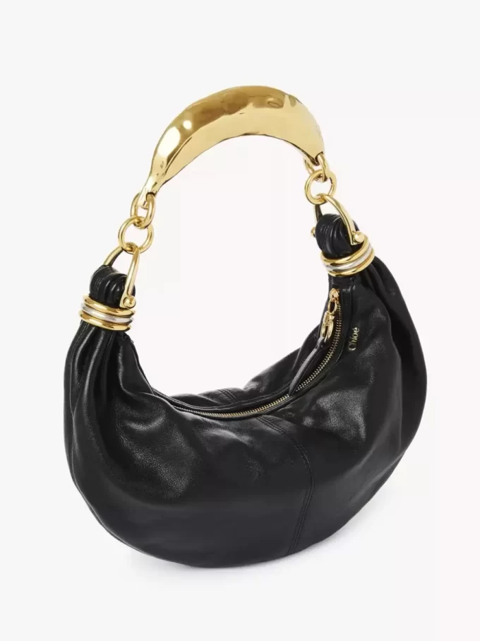 Kleine Hobo-Tasche mit Armband aus genarbtem Leder Kleine Hobo-Tasche mit Armband aus genarbtem Leder