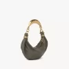 Kleine Hobo-Tasche mit Armband aus genarbtem Leder Kleine Hobo-Tasche mit Armband aus genarbtem Leder