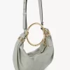 Kleine Hobo-Tasche mit Armband aus genarbtem Leder Kleine Hobo-Tasche mit Armband aus genarbtem Leder