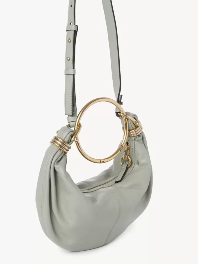 Kleine Hobo-Tasche mit Armband aus genarbtem Leder Kleine Hobo-Tasche mit Armband aus genarbtem Leder