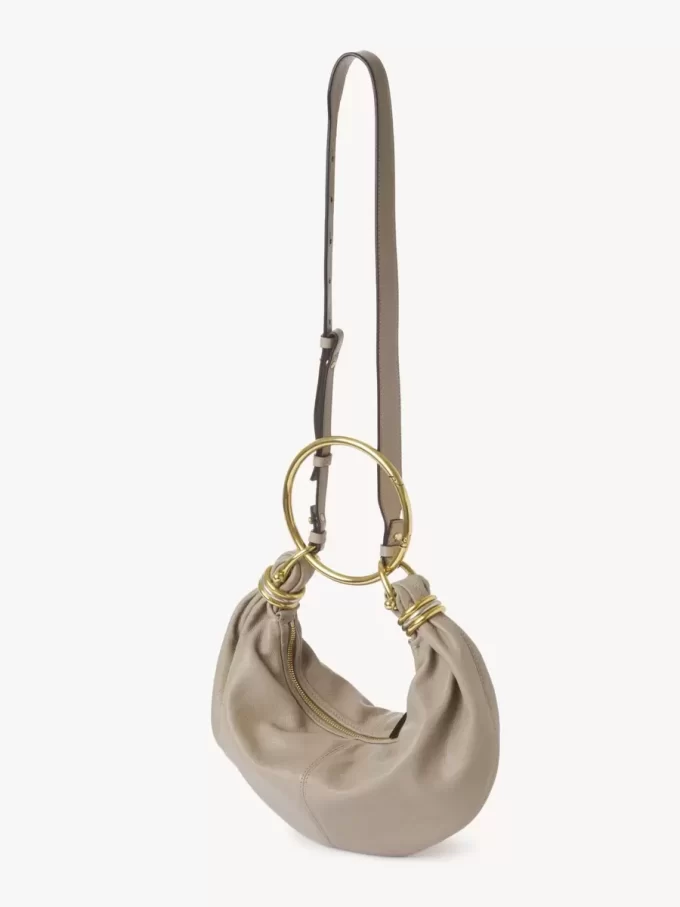 Kleine Hobo-Tasche mit Armband aus genarbtem Leder Kleine Hobo-Tasche mit Armband aus genarbtem Leder