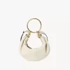 Kleine Hobo-Tasche mit Armband aus genarbtem Leder Kleine Hobo-Tasche mit Armband aus genarbtem Leder