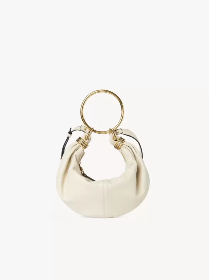Kleine Hobo-Tasche mit Armband aus genarbtem Leder Kleine Hobo-Tasche mit Armband aus genarbtem Leder