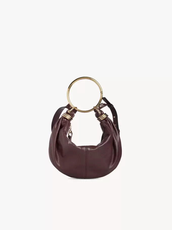 Kleine Hobo-Tasche mit Armband aus genarbtem Leder Kleine Hobo-Tasche mit Armband aus genarbtem Leder