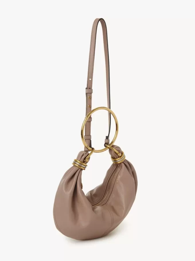 Kleine Hobo-Tasche mit Armband aus genarbtem Leder Kleine Hobo-Tasche mit Armband aus genarbtem Leder