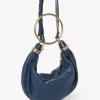 Kleine Hobo-Tasche mit Armband aus genarbtem Leder Kleine Hobo-Tasche mit Armband aus genarbtem Leder