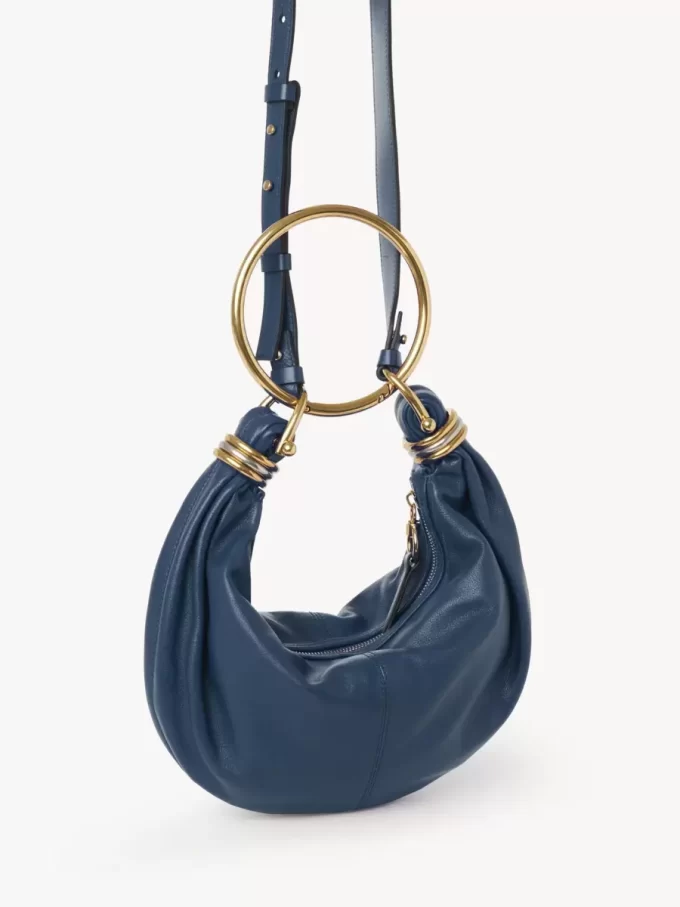 Kleine Hobo-Tasche mit Armband aus genarbtem Leder Kleine Hobo-Tasche mit Armband aus genarbtem Leder