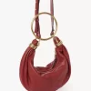 Kleine Hobo-Tasche mit Armband aus genarbtem Leder Kleine Hobo-Tasche mit Armband aus genarbtem Leder
