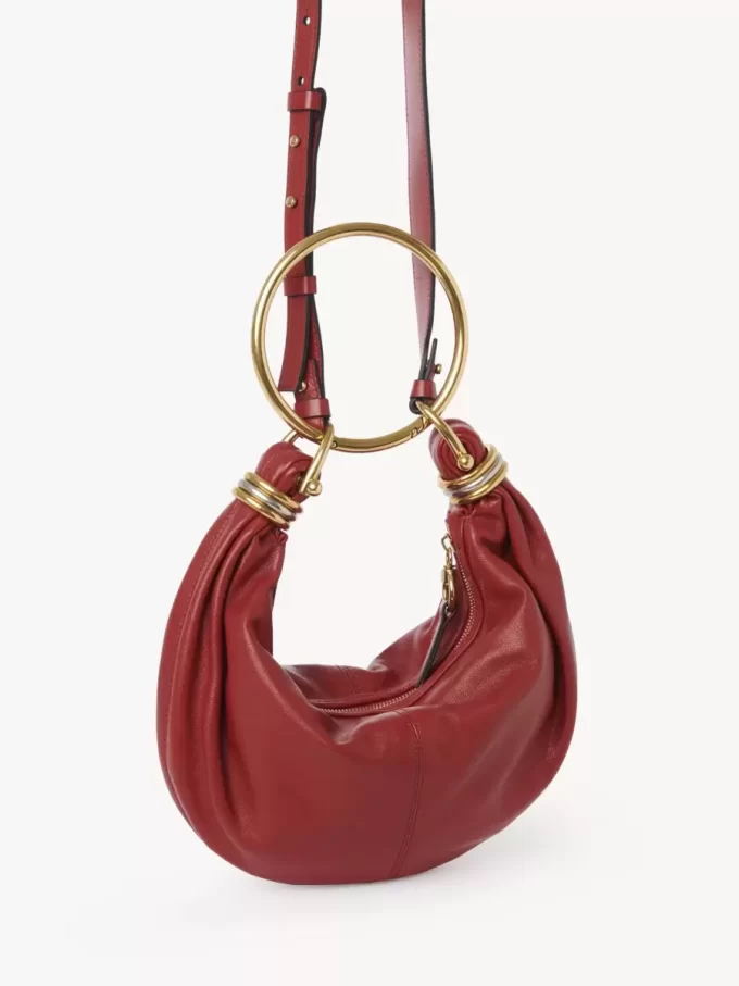 Kleine Hobo-Tasche mit Armband aus genarbtem Leder Kleine Hobo-Tasche mit Armband aus genarbtem Leder