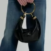 Kleine Hobo-Tasche mit Armband aus genarbtem Leder Kleine Hobo-Tasche mit Armband aus genarbtem Leder