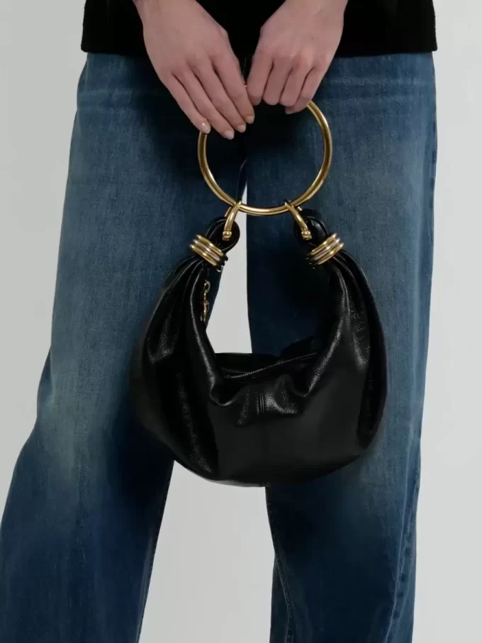 Kleine Hobo-Tasche mit Armband aus genarbtem Leder Kleine Hobo-Tasche mit Armband aus genarbtem Leder