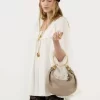 Kleine Hobo-Tasche mit Armband aus genarbtem Leder Kleine Hobo-Tasche mit Armband aus genarbtem Leder