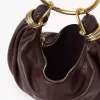 Kleine Hobo-Tasche mit Armband aus genarbtem Leder Kleine Hobo-Tasche mit Armband aus genarbtem Leder