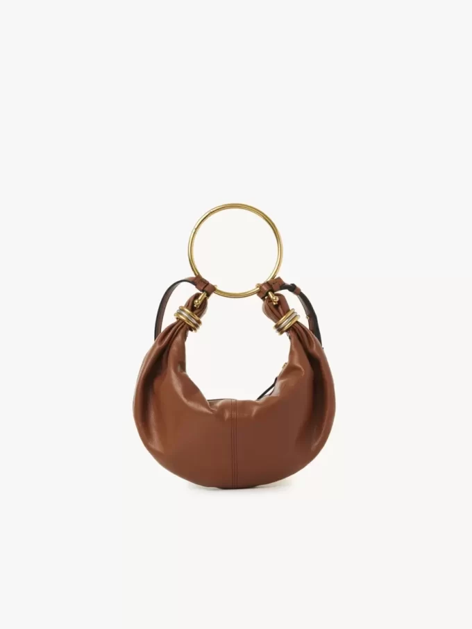 Kleine Hobo-Tasche mit Armband aus genarbtem Leder Kleine Hobo-Tasche mit Armband aus genarbtem Leder
